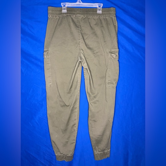 Green refuge cargo pants in good condition. (Worn: 2) - Picture 2 of 3